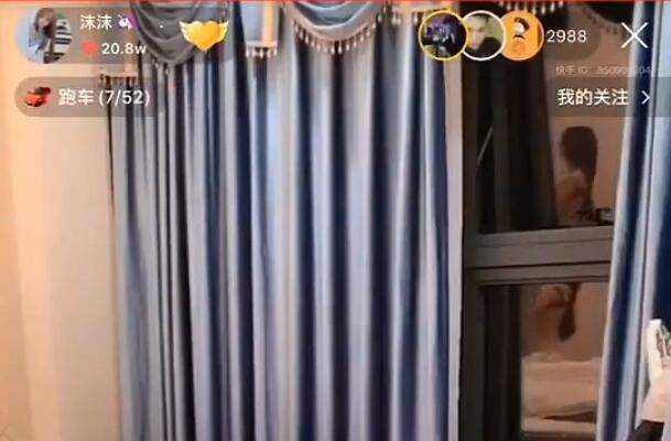 快手沫沫對鏡子換衣服視頻